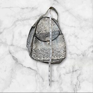 Vintage animal print bag with clasp and zipper